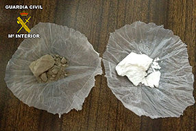 Los dos paquetes de  droga intervenidos por la Guardia Civil